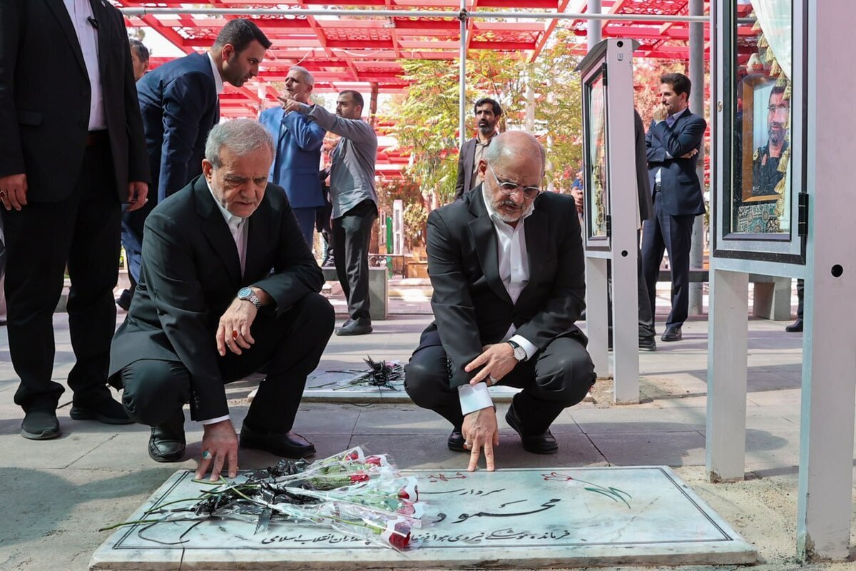 حضور پزشکیان بر مزار شهدای تهاجم اسرائیل به ایران