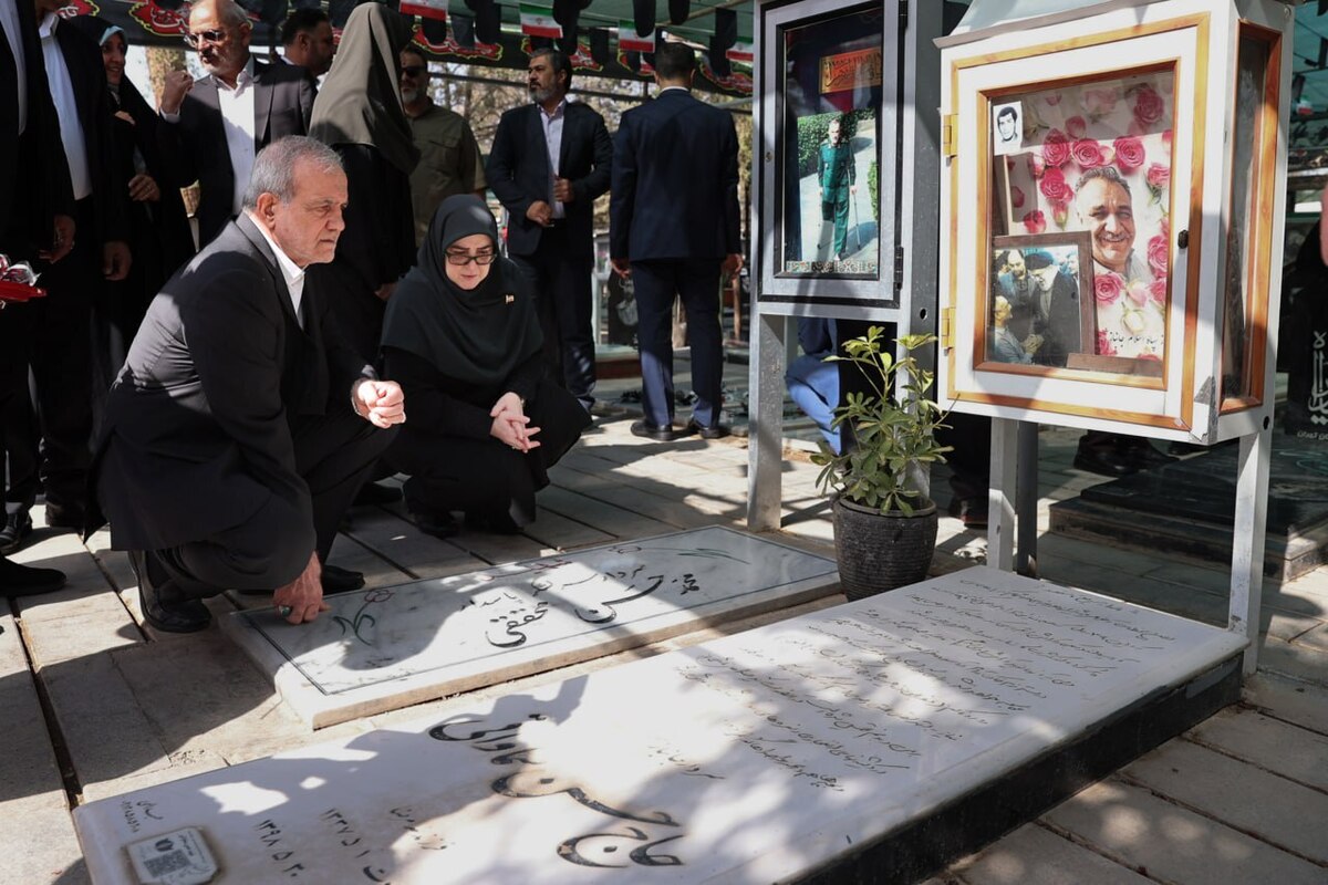 حضور پزشکیان بر مزار شهدای تهاجم اسرائیل به ایران