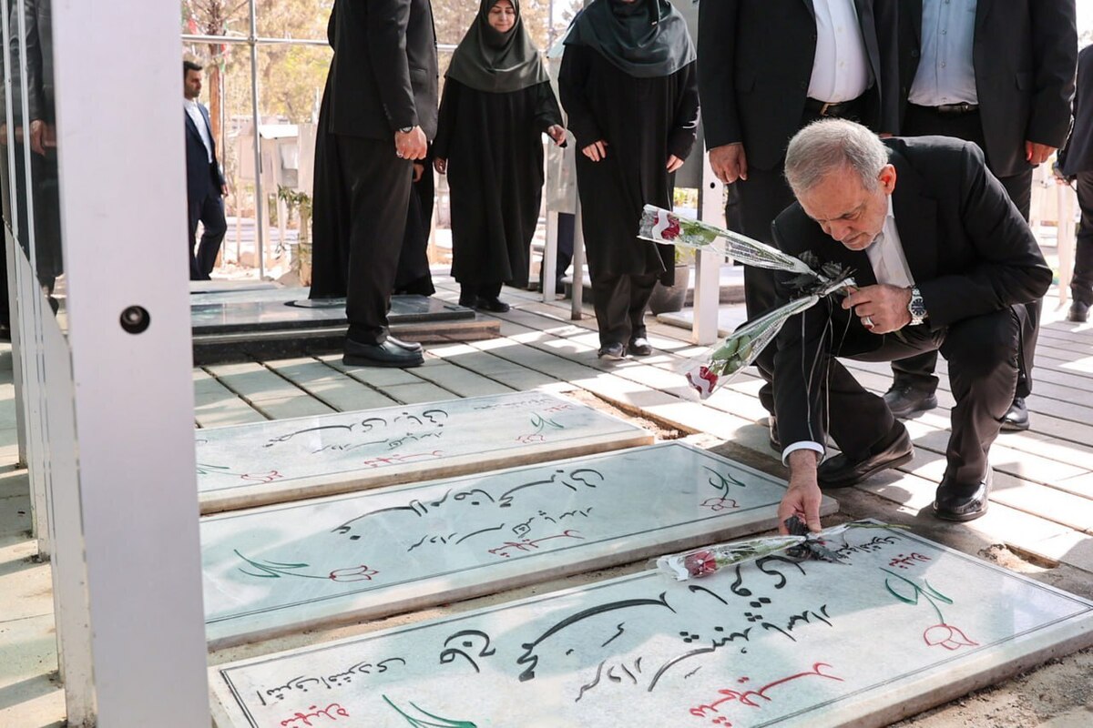 حضور پزشکیان بر مزار شهدای تهاجم اسرائیل به ایران