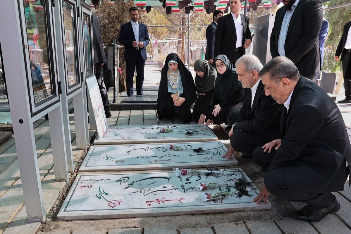 حضور پزشکیان بر مزار شهدای تهاجم اسرائیل به ایران