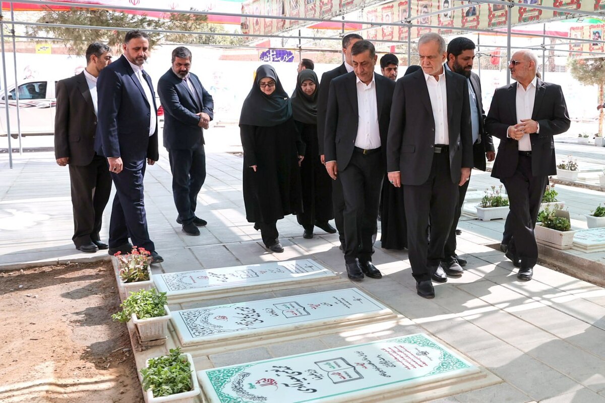 حضور پزشکیان بر مزار شهدای تهاجم اسرائیل به ایران