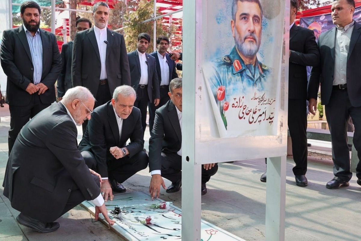 حضور پزشکیان بر مزار شهدای تهاجم اسرائیل به ایران