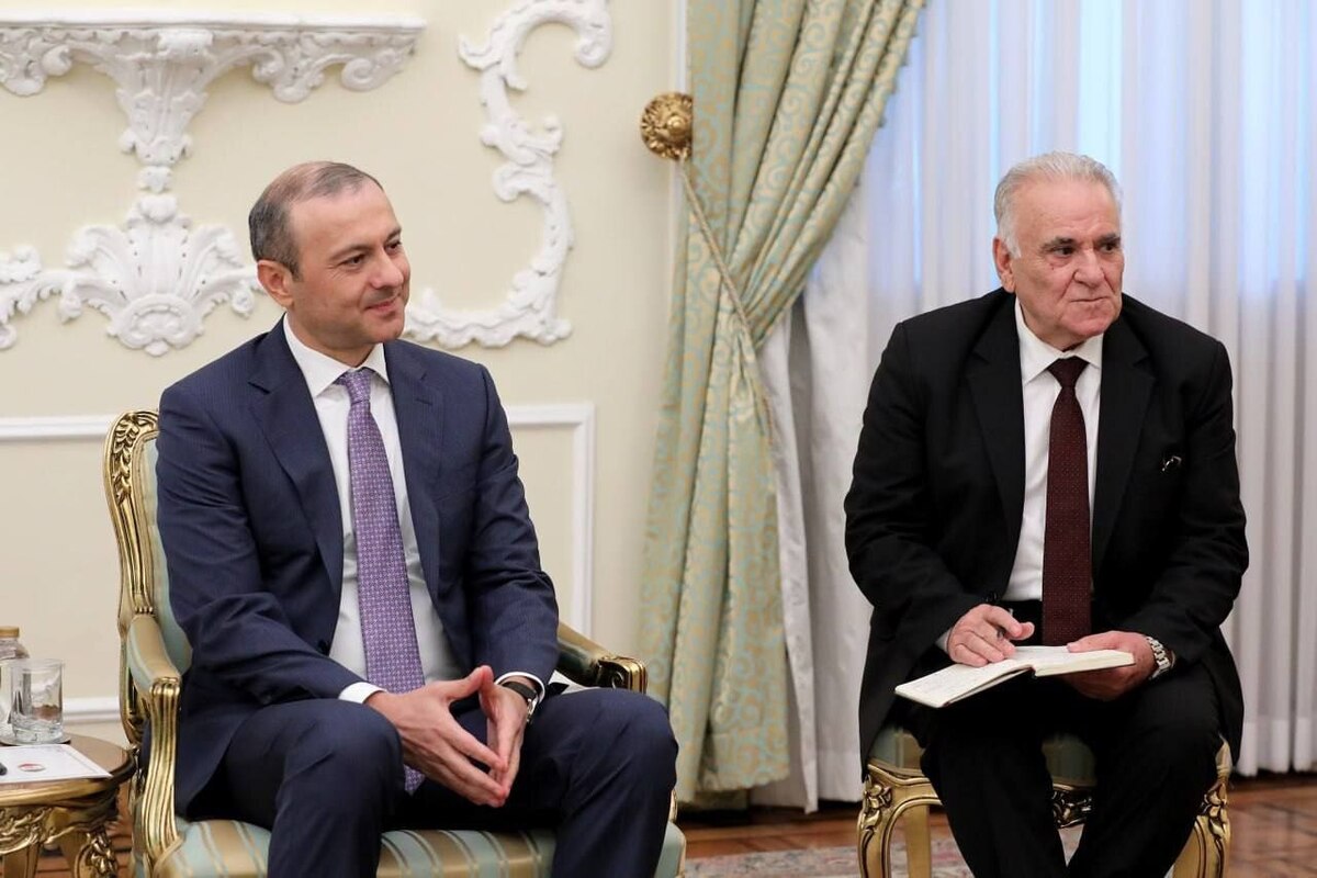 دیدار دبیر شورای امنیت ملی ارمنستان با پزشکیان