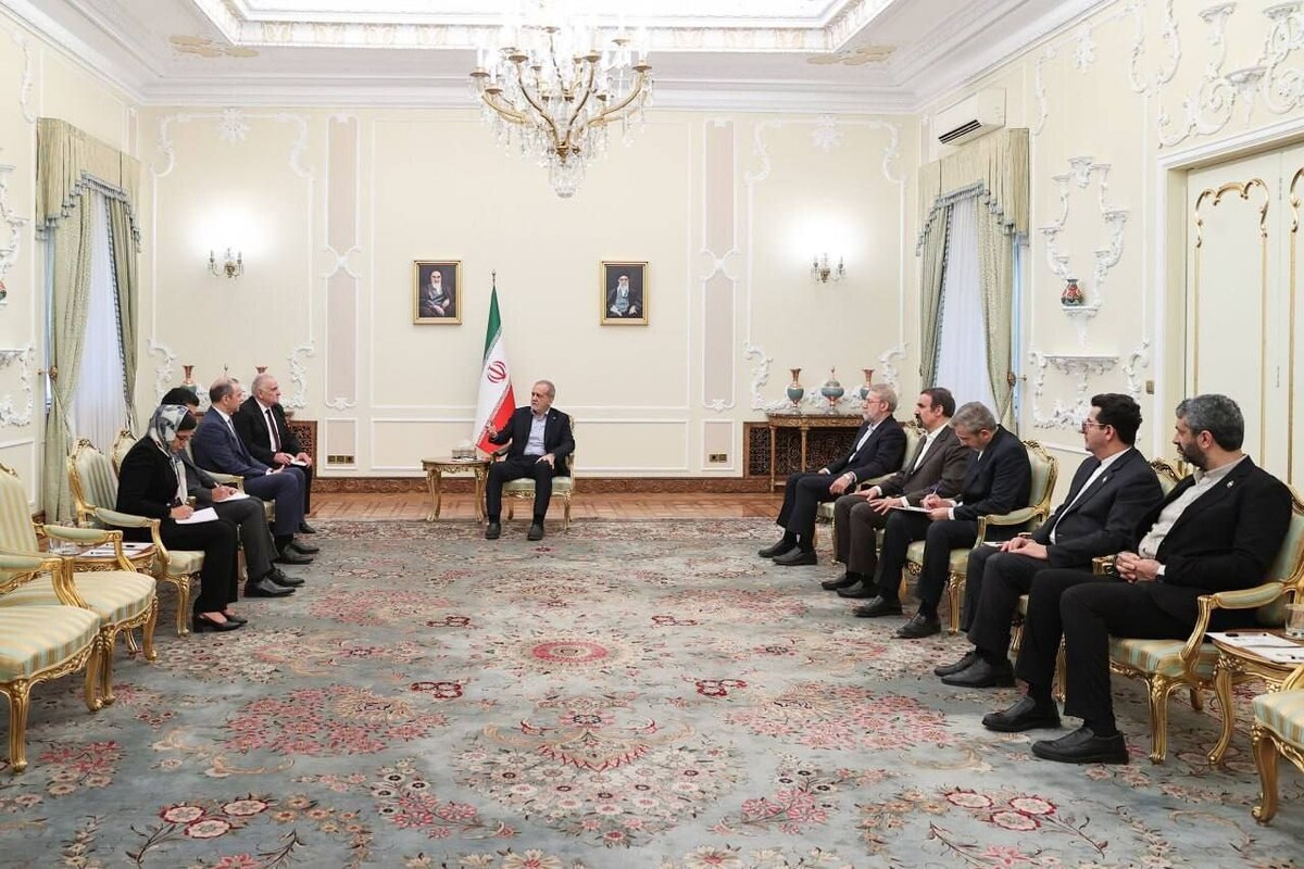 دیدار دبیر شورای امنیت ملی ارمنستان با پزشکیان