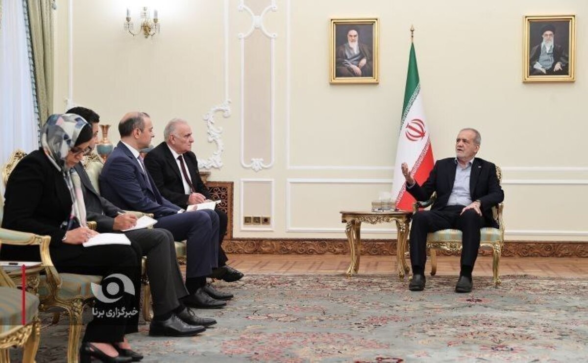 دیدار دبیر شورای امنیت ملی ارمنستان با پزشکیان