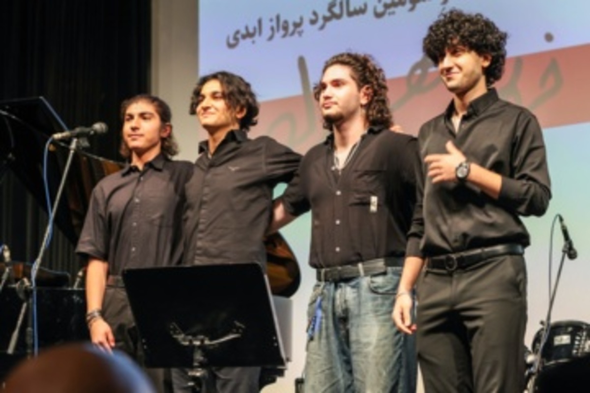 مثِ یک کوه، بلند ... به یاد فرهاد مهراد