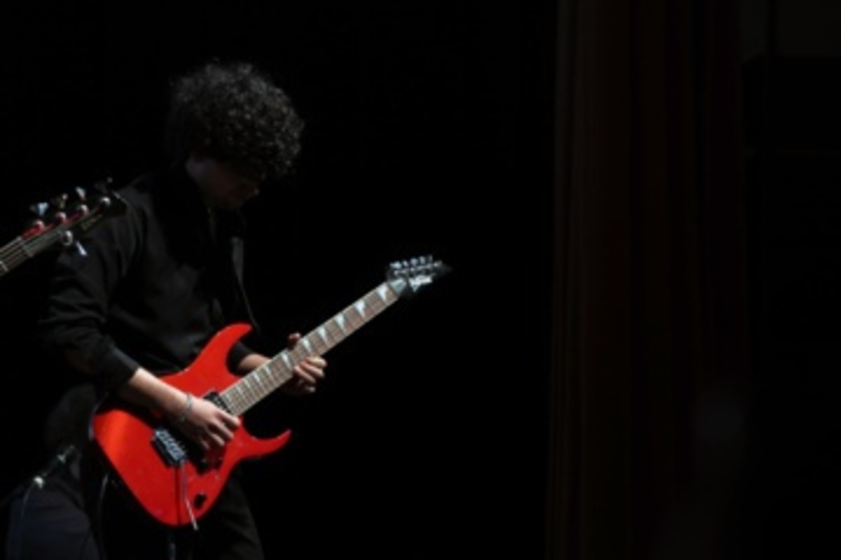 مثِ یک کوه، بلند ... به یاد فرهاد مهراد