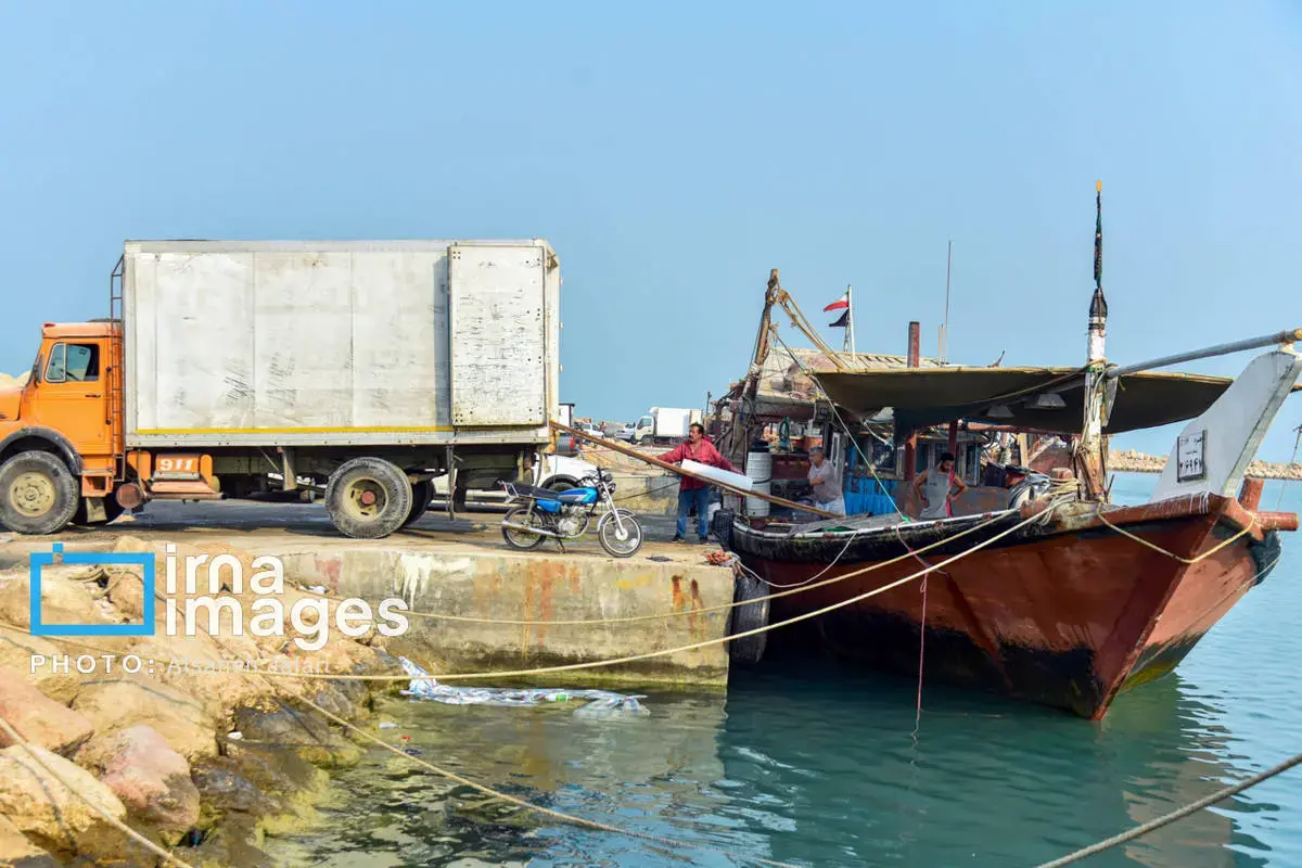 فروش میگو روی لنج؛ طعم دریا