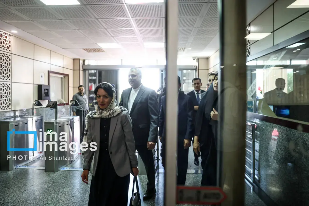 پوشش جالب وزیر علوم ارمنستان در تهران