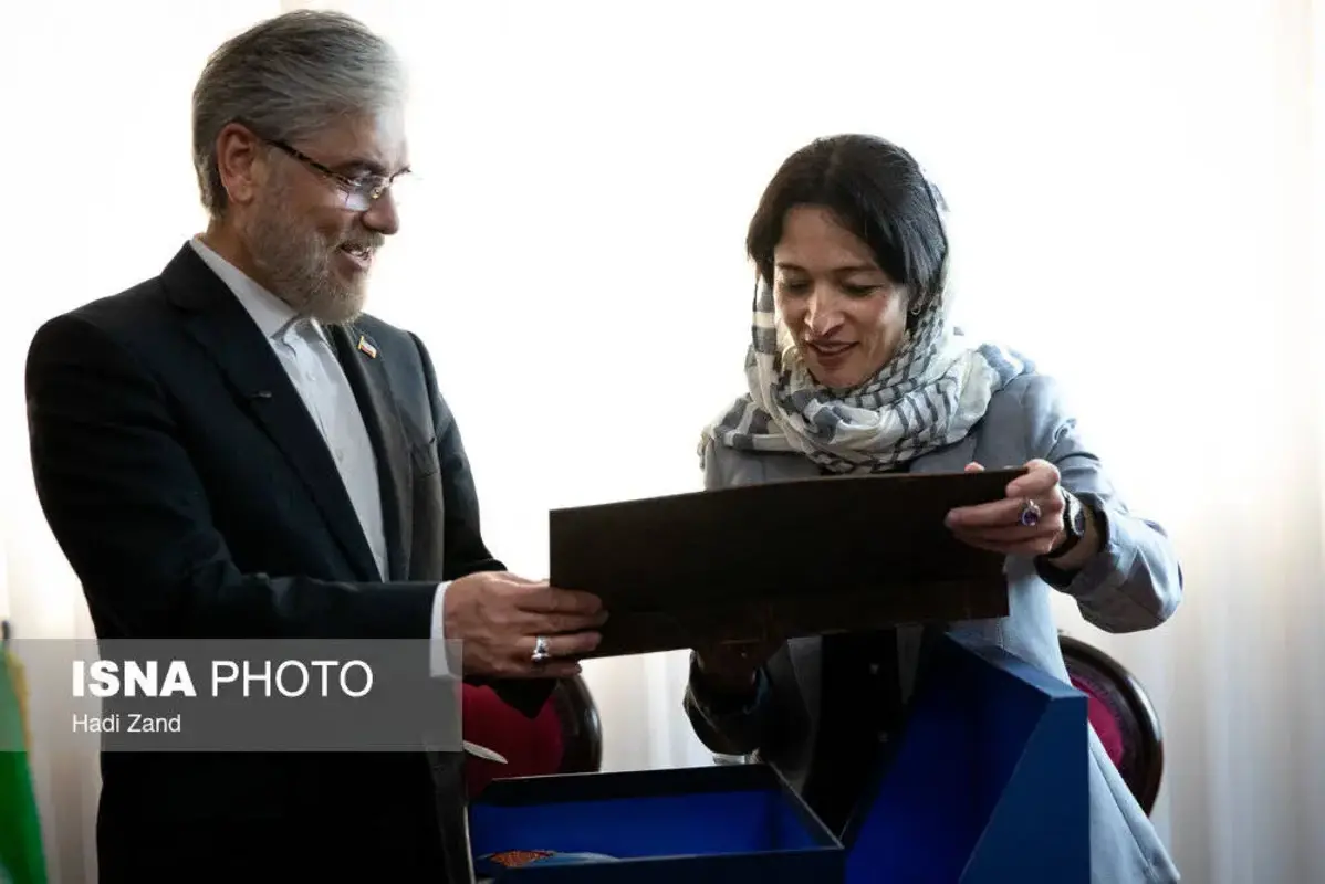 پوشش جالب وزیر علوم ارمنستان در تهران