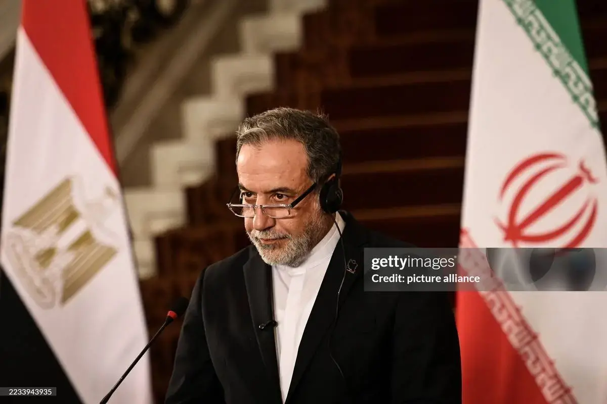 چهره بدون لبخند عراقچی در قاهره