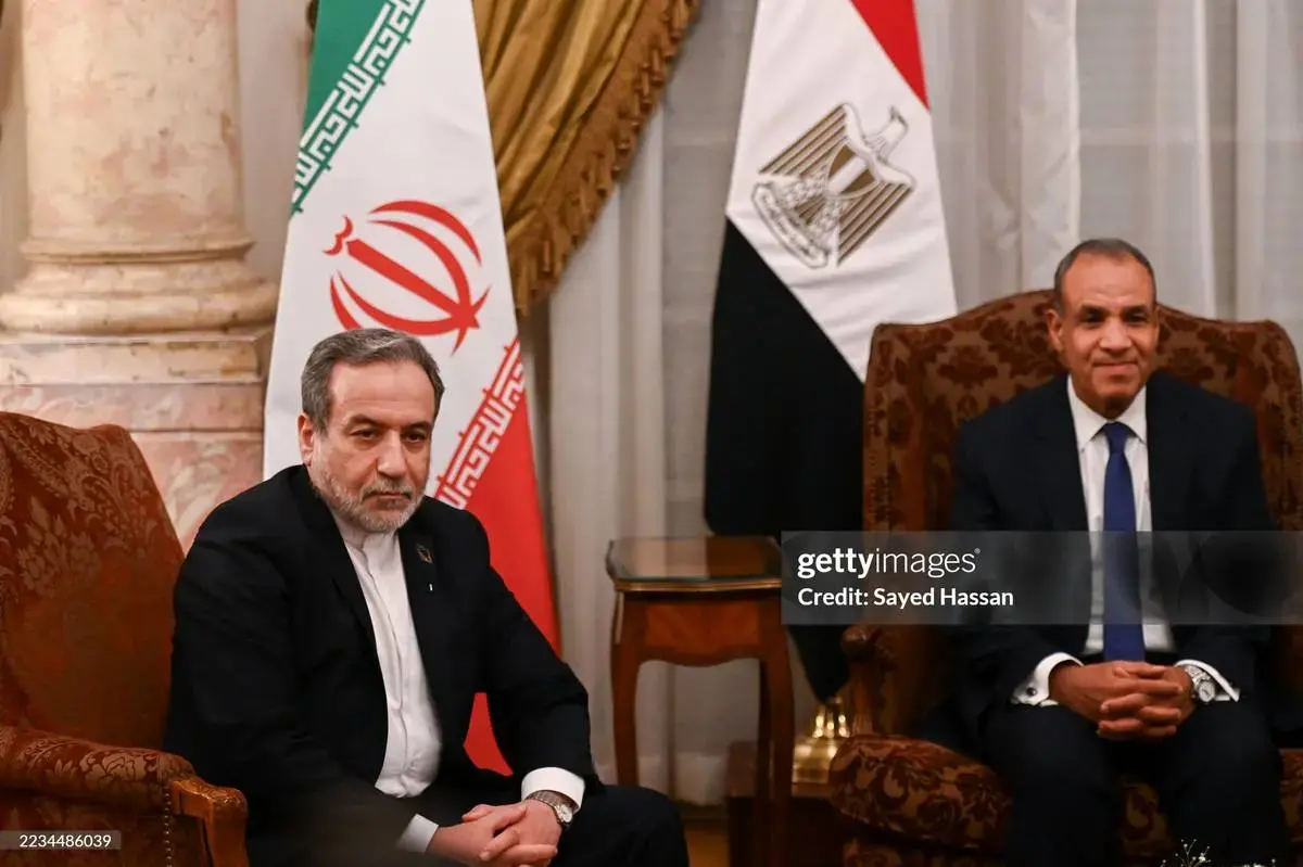 چهره بدون لبخند عراقچی در قاهره