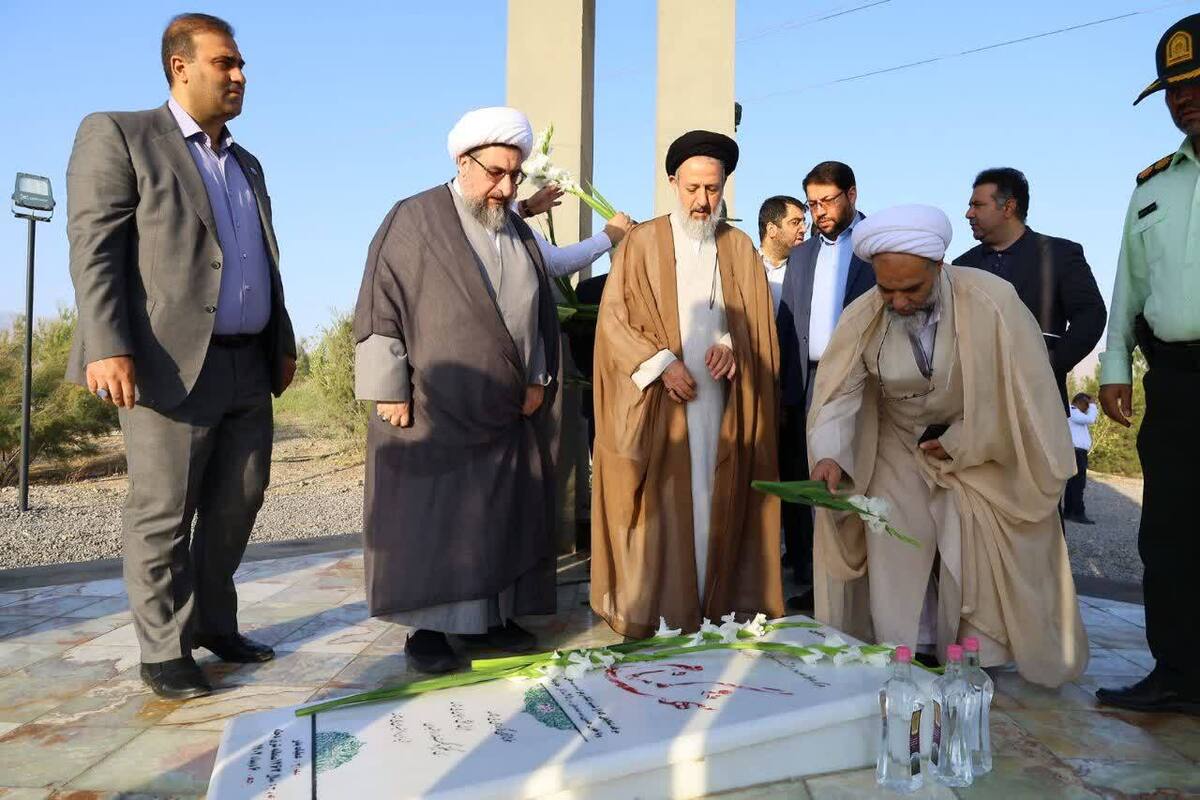 عطر افشانی و غبار روبی مزار شهید گمنام سایت اداری منطقه آزاد ارس