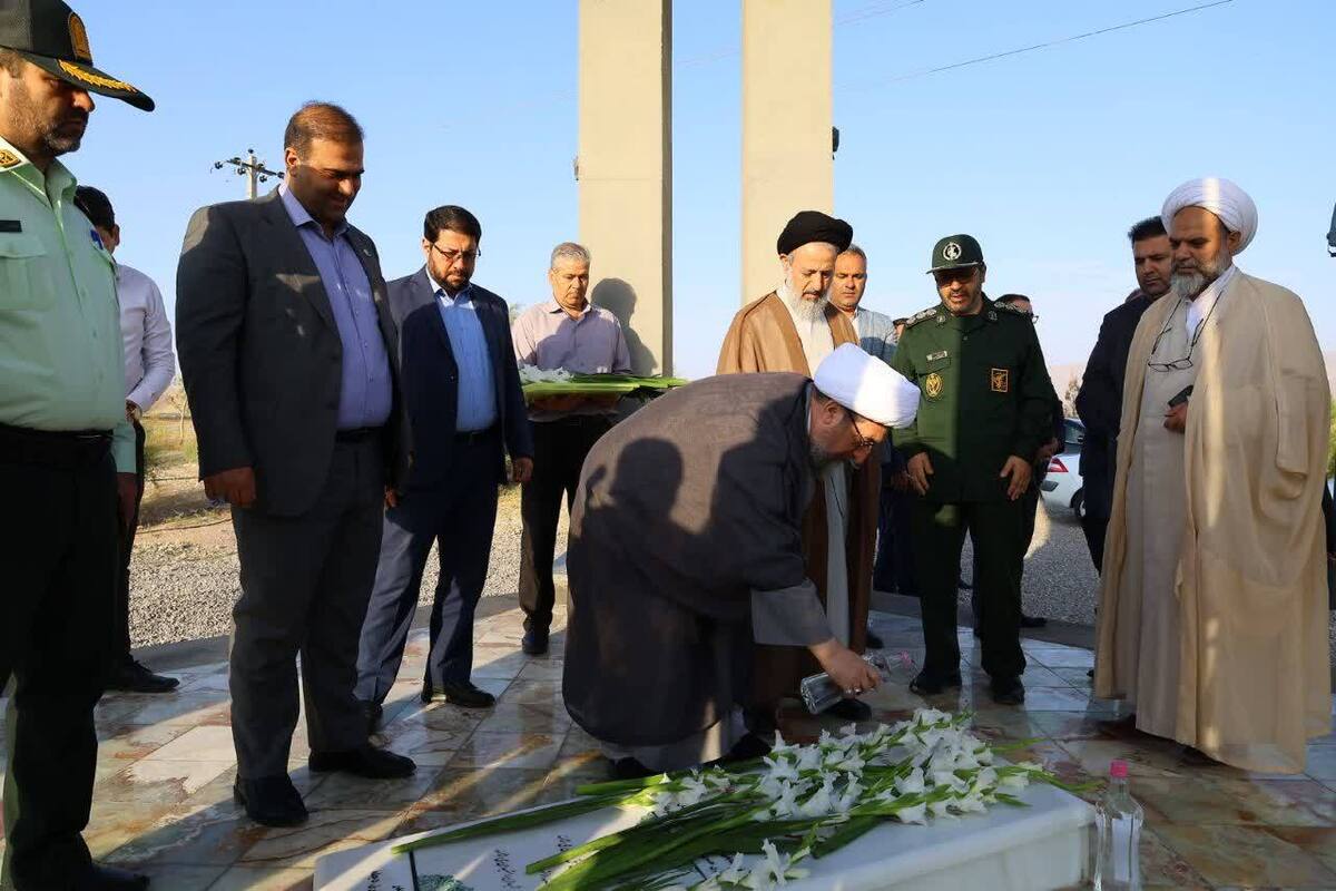 عطر افشانی و غبار روبی مزار شهید گمنام سایت اداری منطقه آزاد ارس