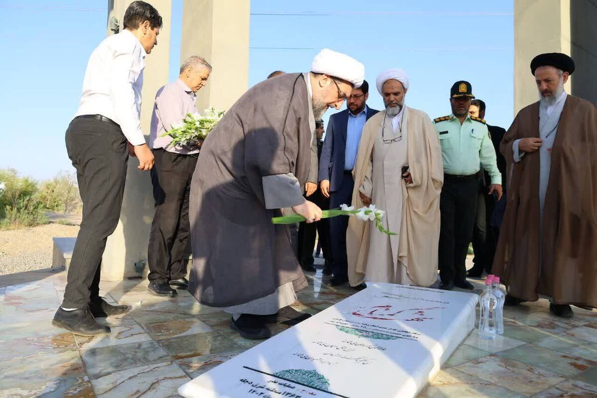 عطر افشانی و غبار روبی مزار شهید گمنام سایت اداری منطقه آزاد ارس