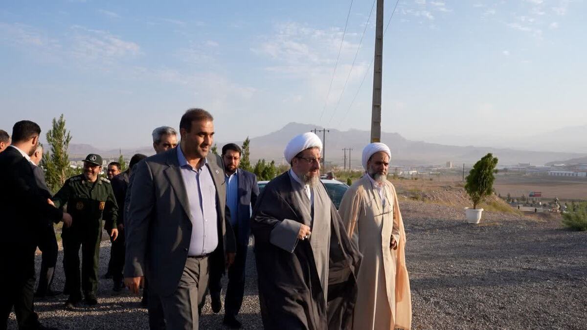 عطر افشانی و غبار روبی مزار شهید گمنام سایت اداری منطقه آزاد ارس