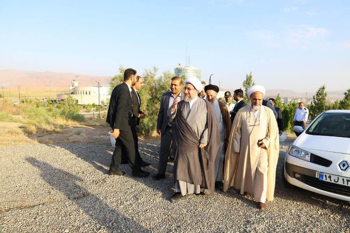 عطر افشانی و غبار روبی مزار شهید گمنام سایت اداری منطقه آزاد ارس