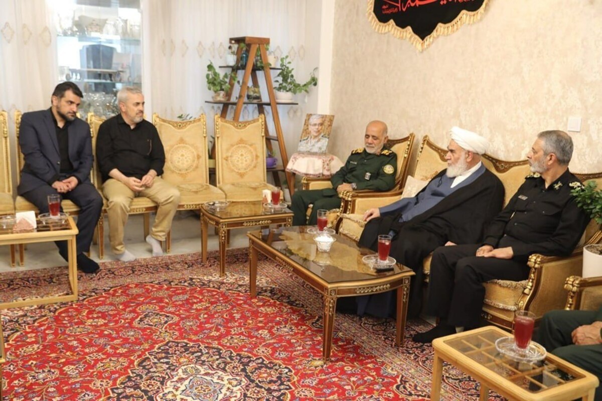 دیدار سرلشکر موسوی با خانواده فرماندهان شهید 