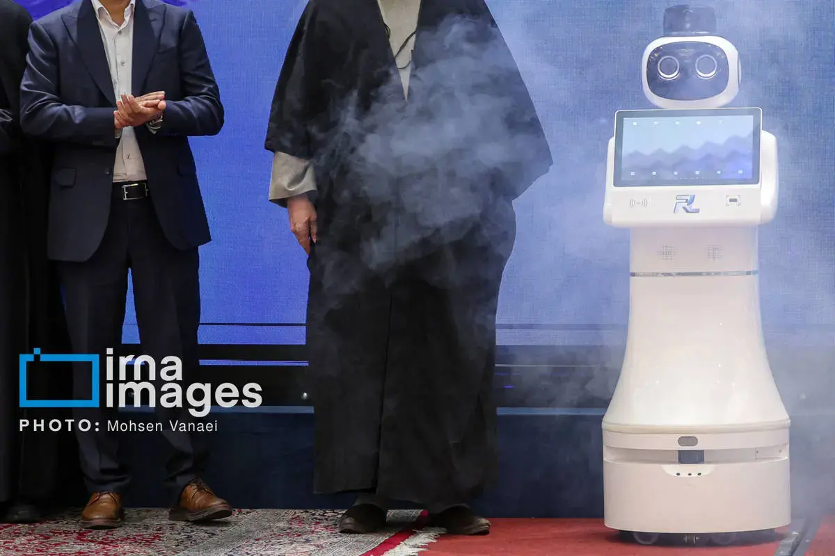 رونمایی از نخستین روبات وکیل ایران 