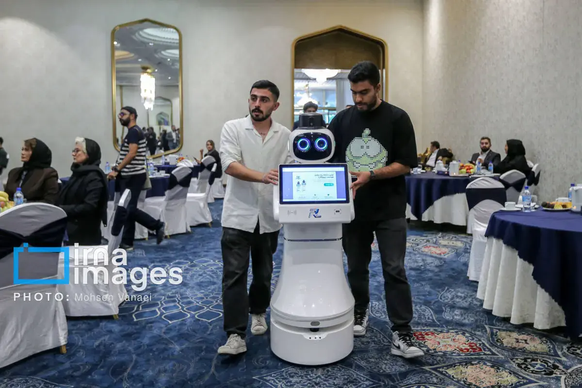 رونمایی از نخستین روبات وکیل ایران 