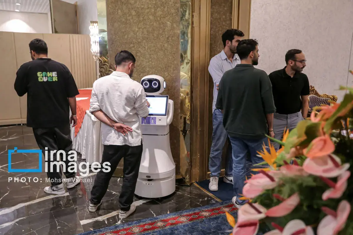 رونمایی از نخستین روبات وکیل ایران 