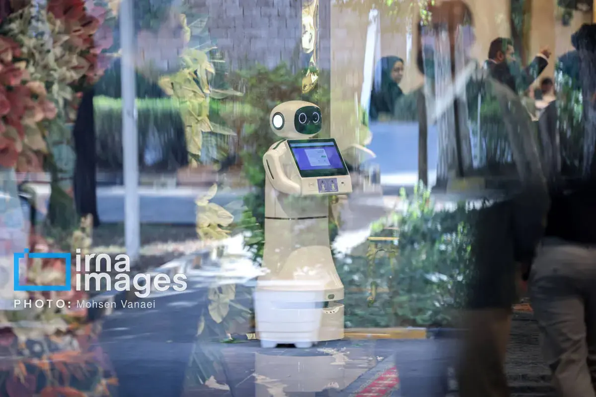 رونمایی از نخستین روبات وکیل ایران 