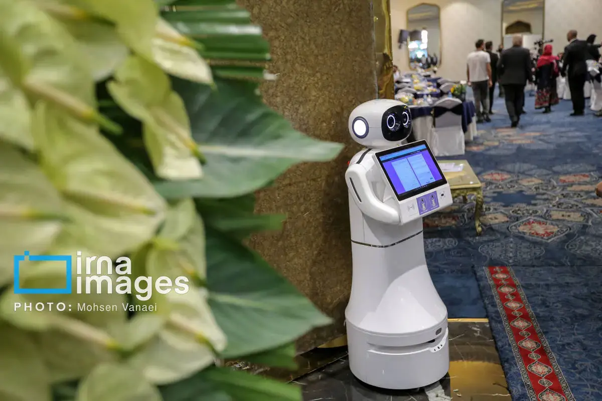 رونمایی از نخستین روبات وکیل ایران 