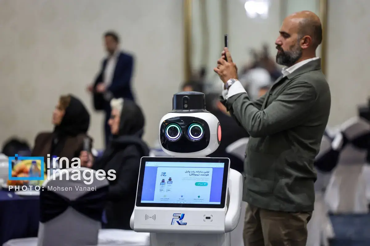رونمایی از نخستین روبات وکیل ایران 