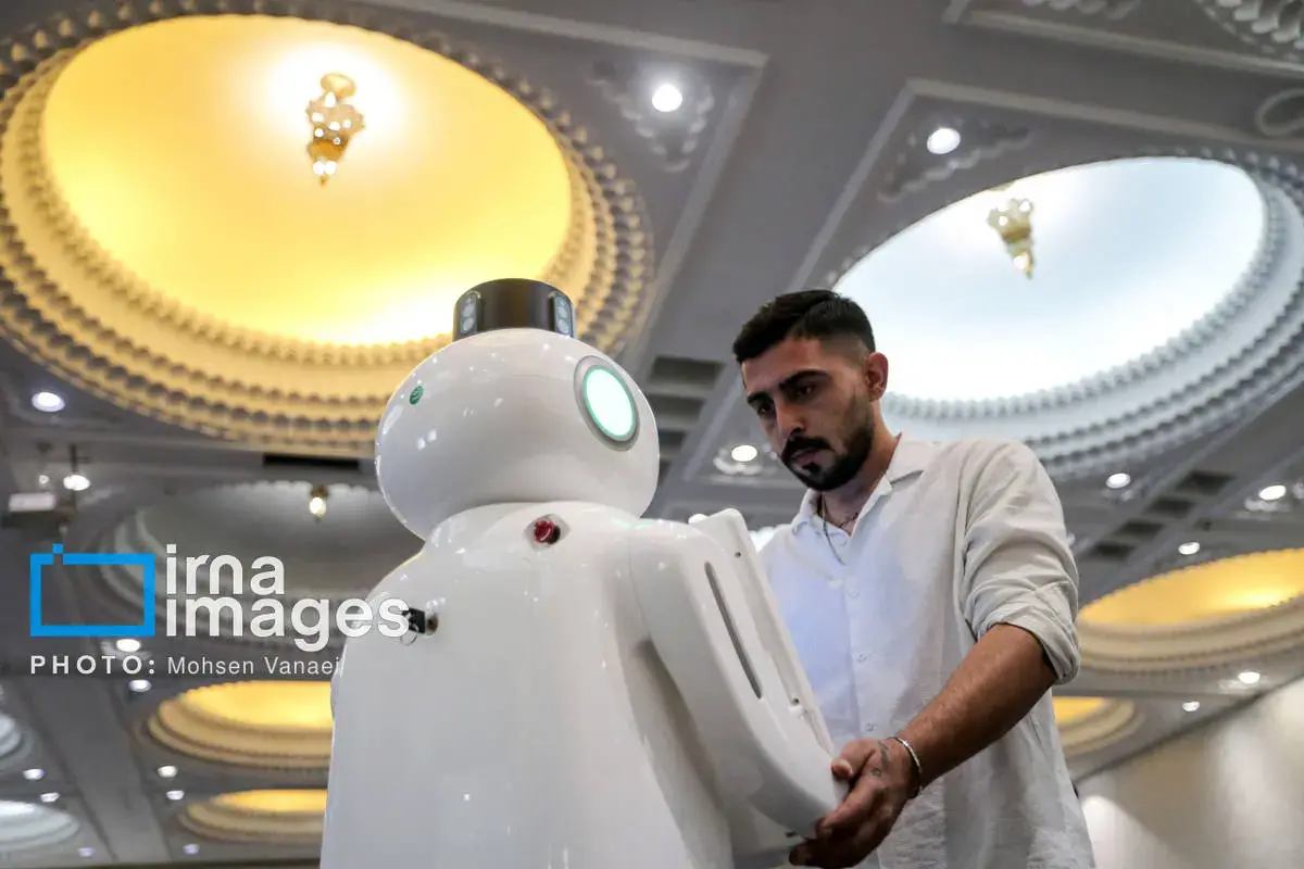 رونمایی از نخستین روبات وکیل ایران 