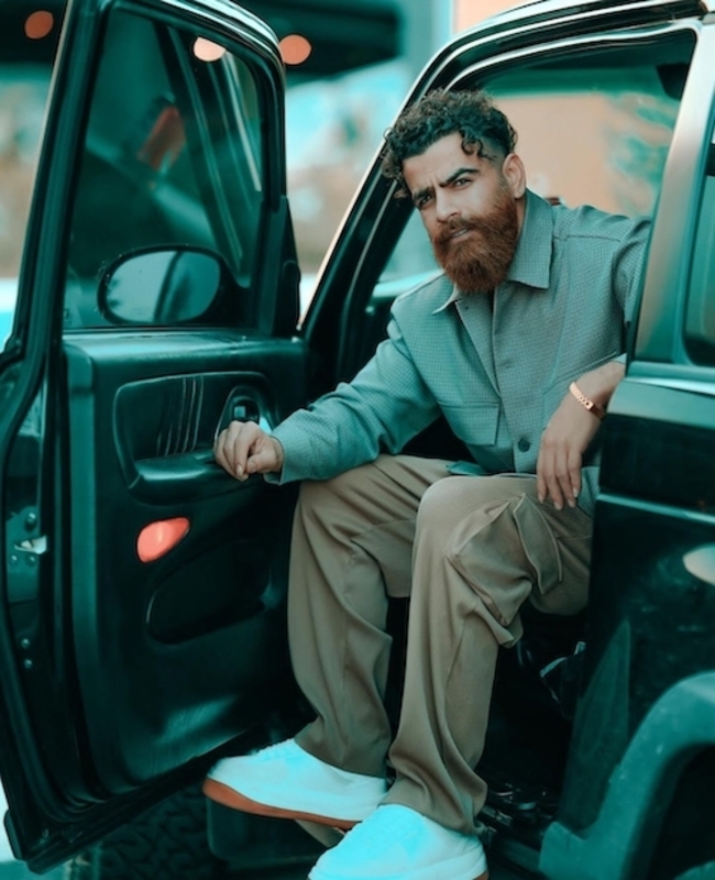 استایل‌های متفاوت معین‌زد با لباس های اجق وجق