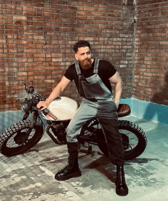 استایل‌های متفاوت معین‌زد با لباس های اجق وجق