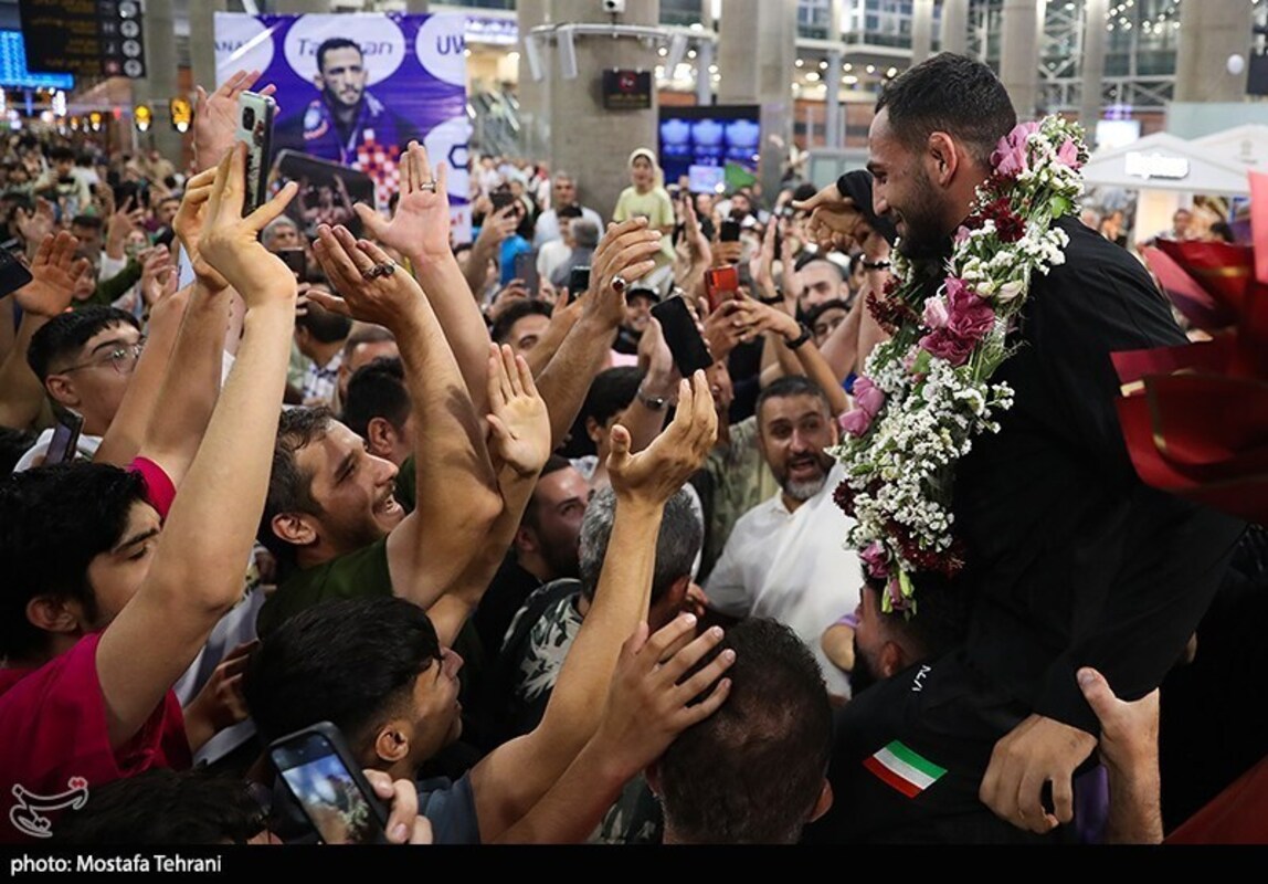 استقبال تاریخی از تیم ملی کشتی آزاد در فرودگاه امام خمینی (ره)