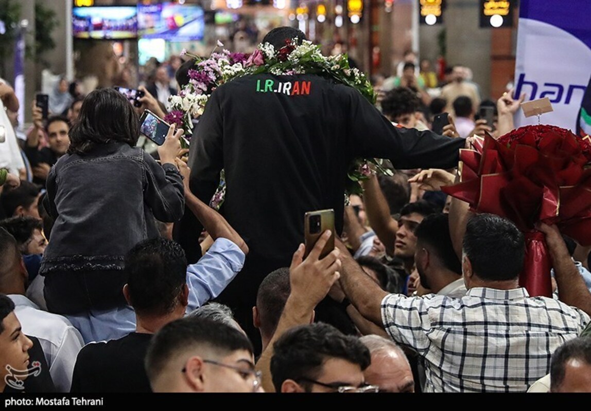 استقبال تاریخی از تیم ملی کشتی آزاد در فرودگاه امام خمینی (ره)