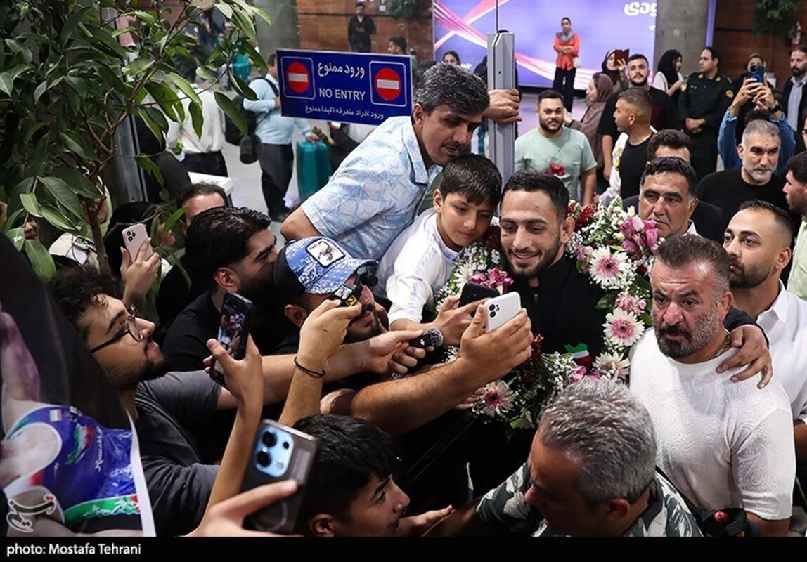 استقبال تاریخی از تیم ملی کشتی آزاد در فرودگاه امام خمینی (ره)