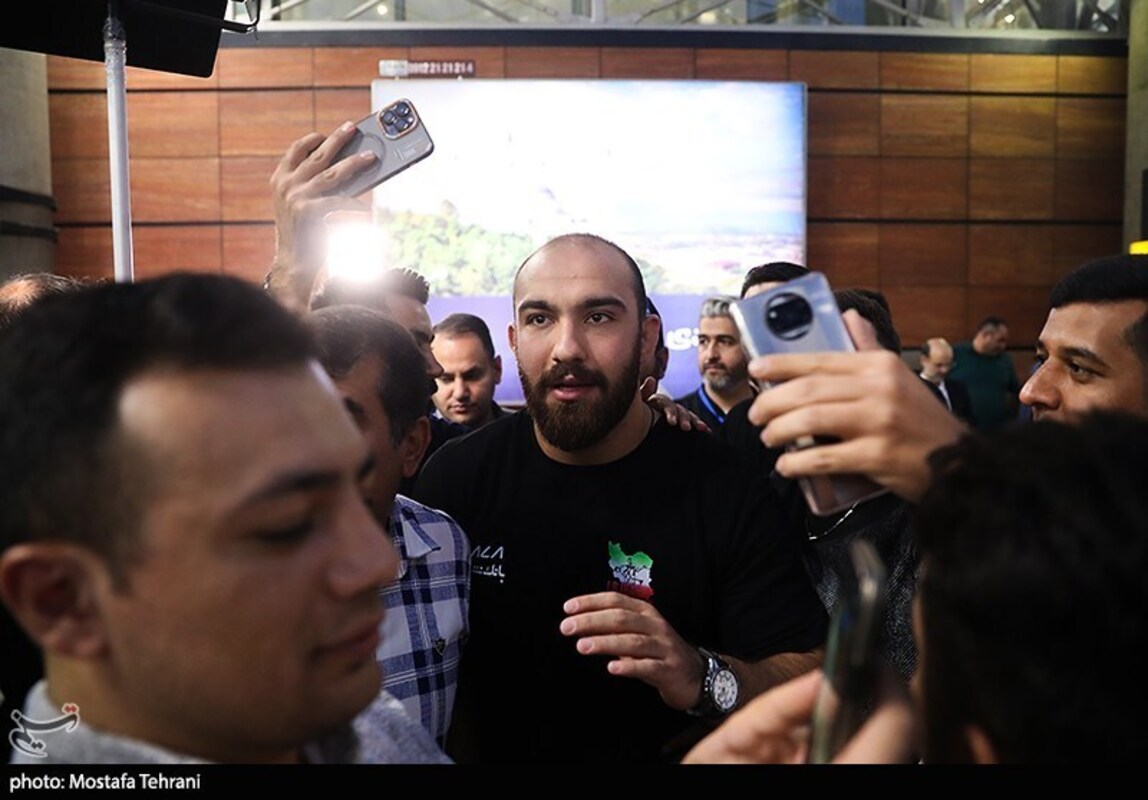 استقبال تاریخی از تیم ملی کشتی آزاد در فرودگاه امام خمینی (ره)