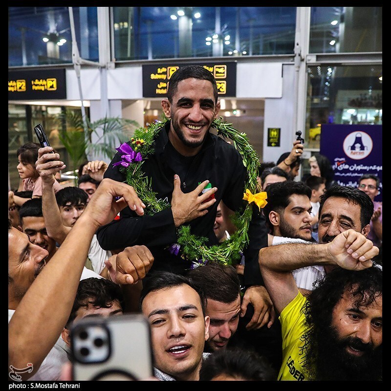 استقبال تاریخی از تیم ملی کشتی آزاد در فرودگاه امام خمینی (ره)