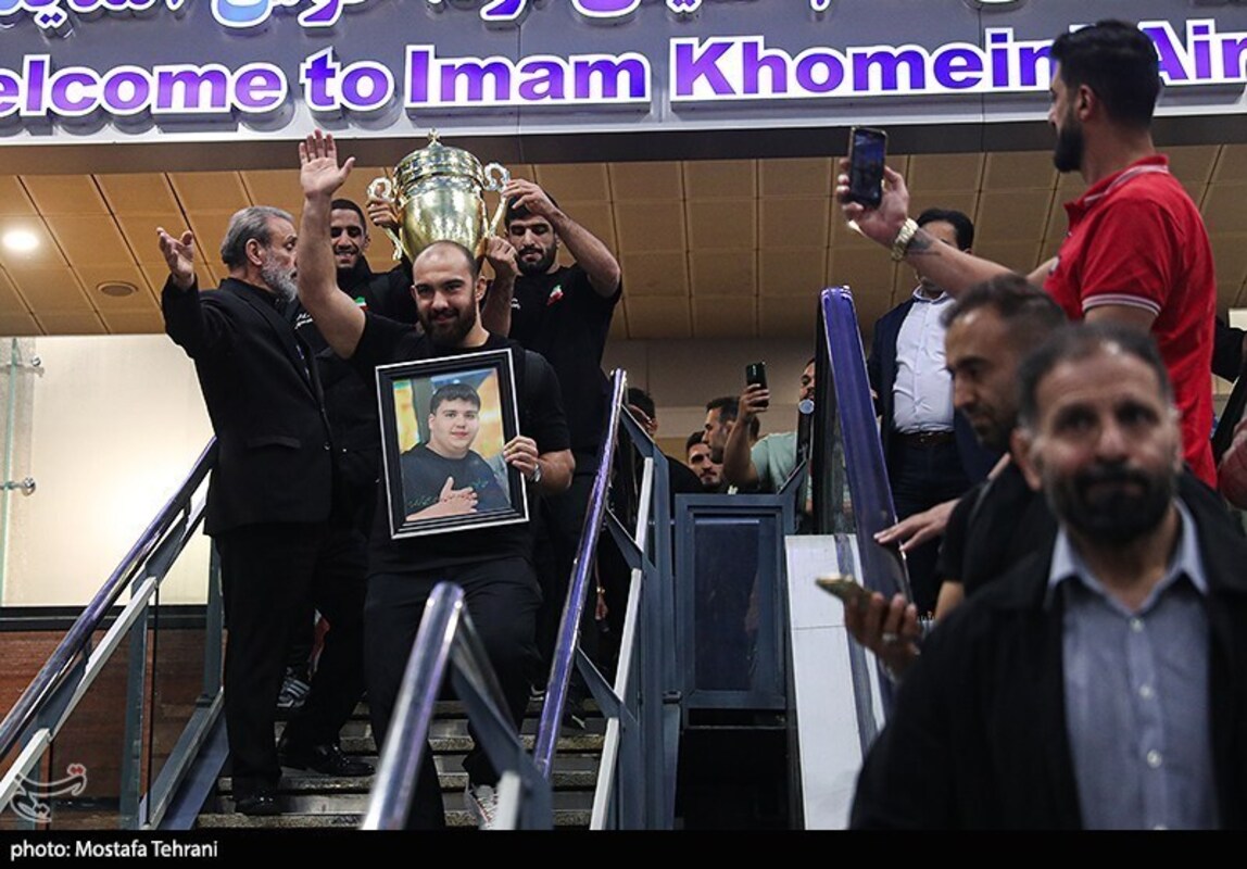 استقبال تاریخی از تیم ملی کشتی آزاد در فرودگاه امام خمینی (ره)