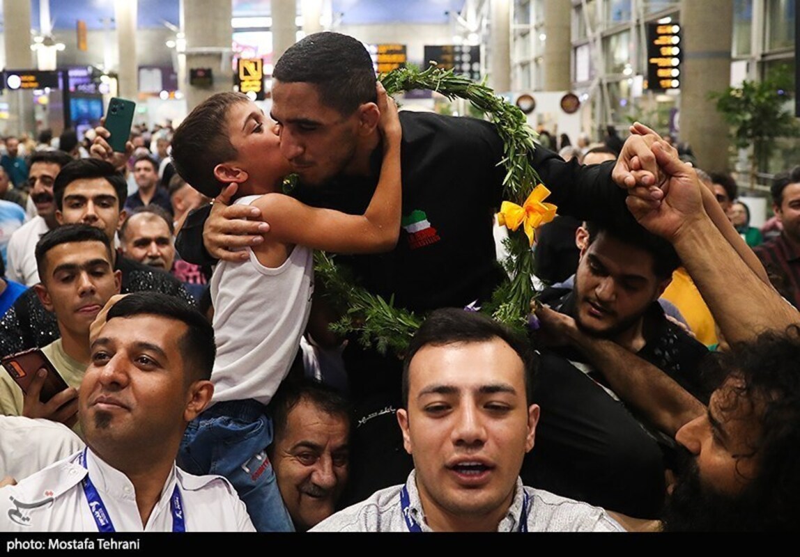 استقبال تاریخی از تیم ملی کشتی آزاد در فرودگاه امام خمینی (ره)