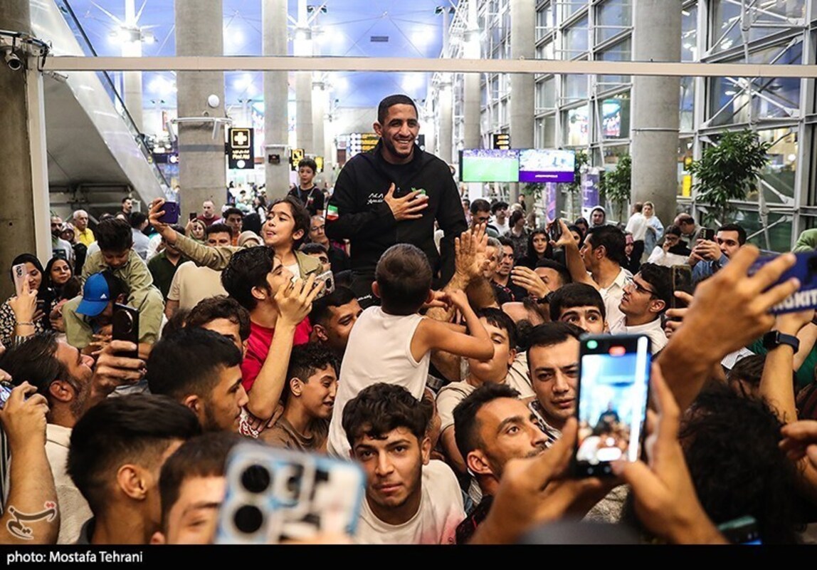 استقبال تاریخی از تیم ملی کشتی آزاد در فرودگاه امام خمینی (ره)