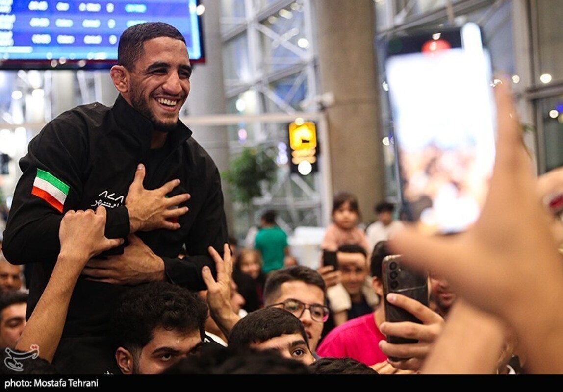 استقبال تاریخی از تیم ملی کشتی آزاد در فرودگاه امام خمینی (ره)