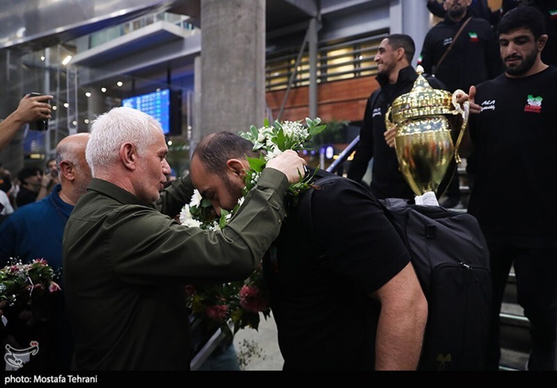 استقبال تاریخی از تیم ملی کشتی آزاد در فرودگاه امام خمینی (ره)