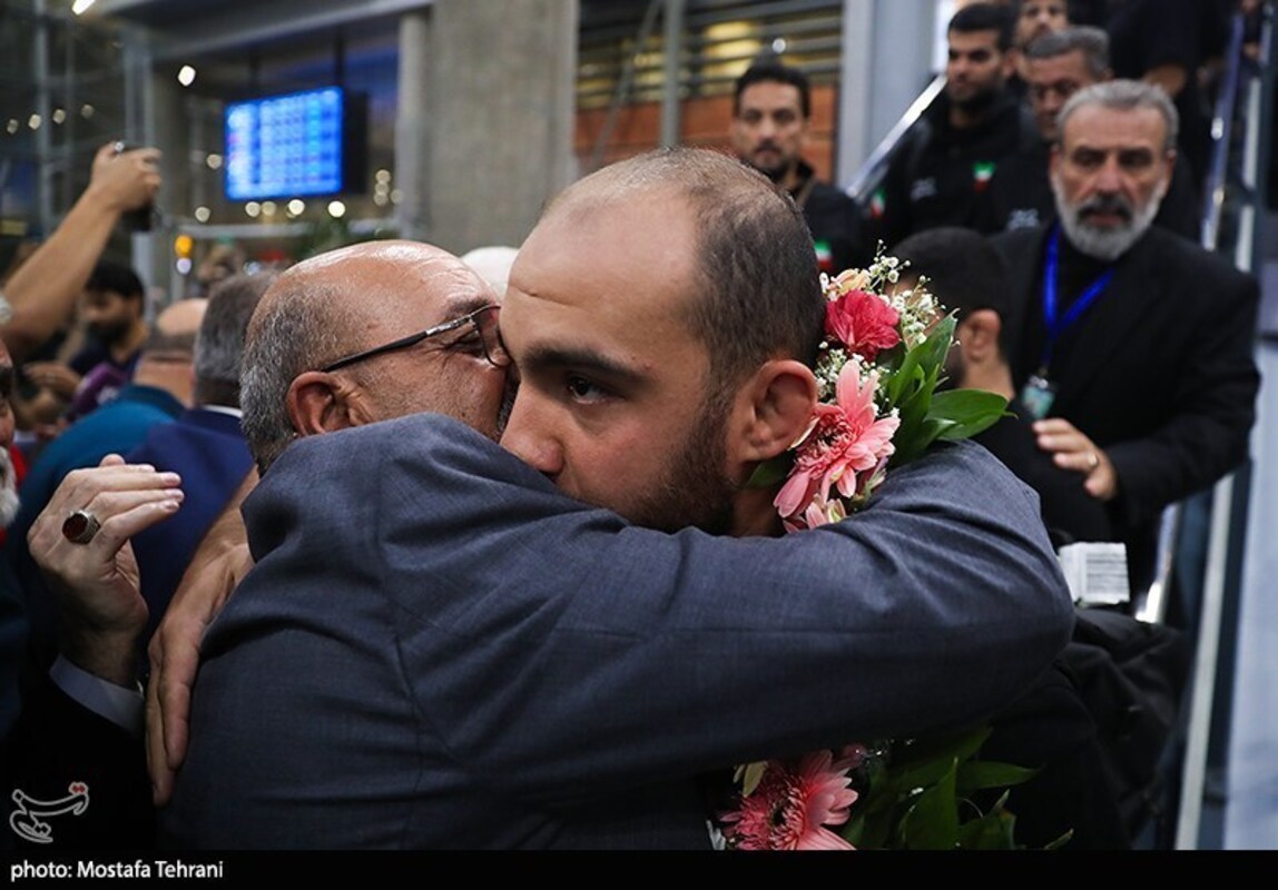 استقبال تاریخی از تیم ملی کشتی آزاد در فرودگاه امام خمینی (ره)