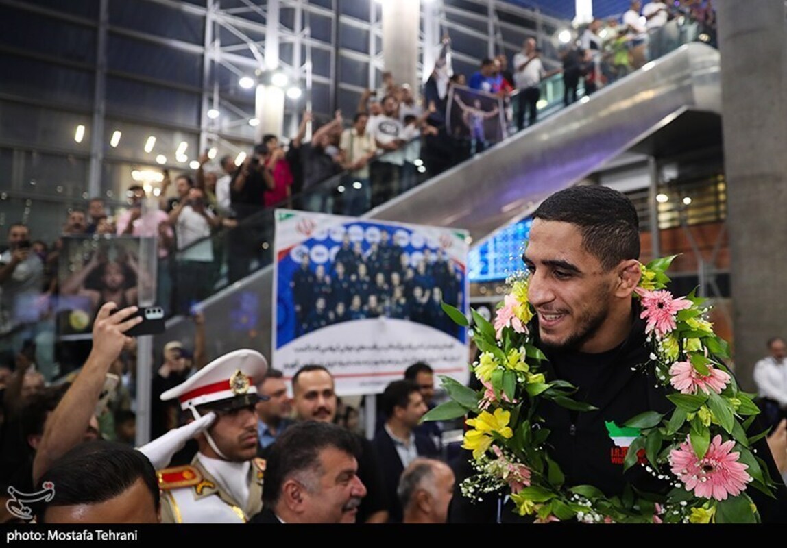 استقبال تاریخی از تیم ملی کشتی آزاد در فرودگاه امام خمینی (ره)