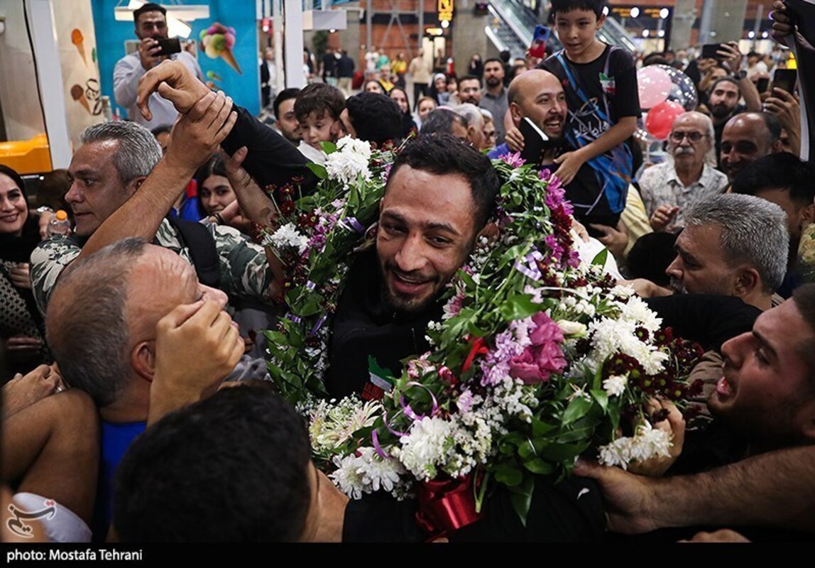 استقبال تاریخی از تیم ملی کشتی آزاد در فرودگاه امام خمینی (ره)