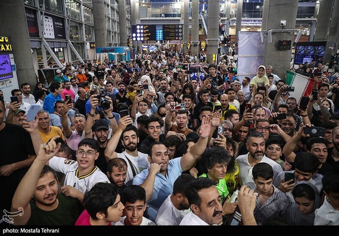 استقبال تاریخی از تیم ملی کشتی آزاد در فرودگاه امام خمینی (ره)