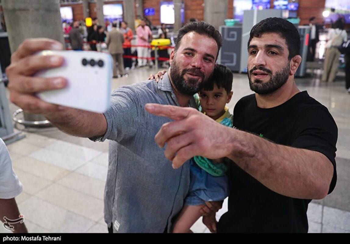 استقبال تاریخی از تیم ملی کشتی آزاد در فرودگاه امام خمینی (ره)