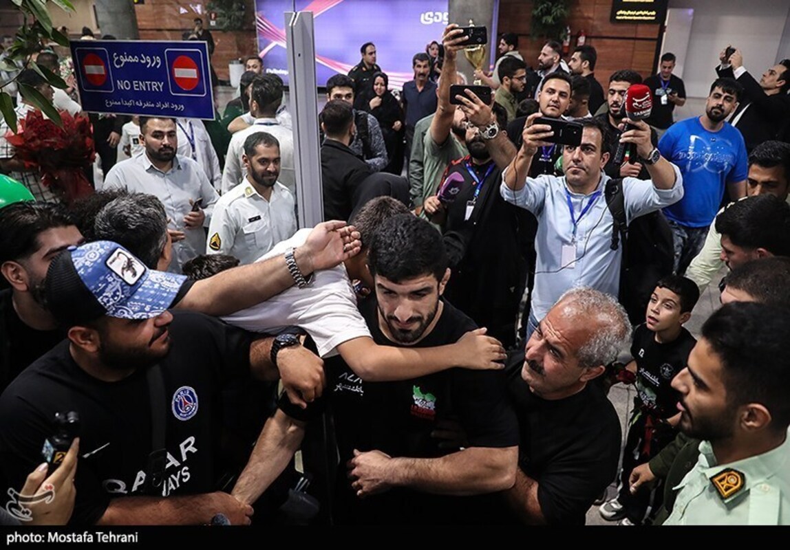 استقبال تاریخی از تیم ملی کشتی آزاد در فرودگاه امام خمینی (ره)