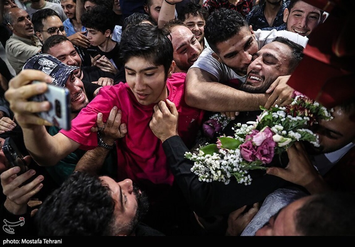 استقبال تاریخی از تیم ملی کشتی آزاد در فرودگاه امام خمینی (ره)