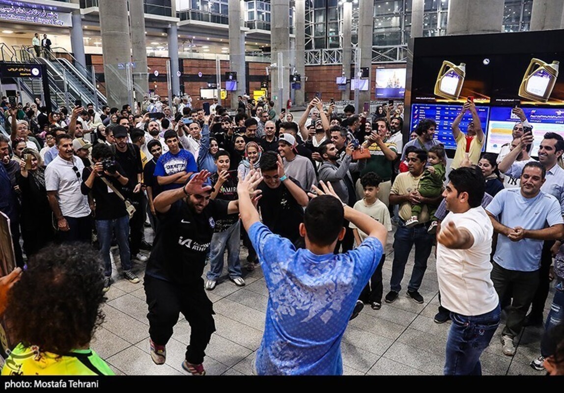 استقبال تاریخی از تیم ملی کشتی آزاد در فرودگاه امام خمینی (ره)