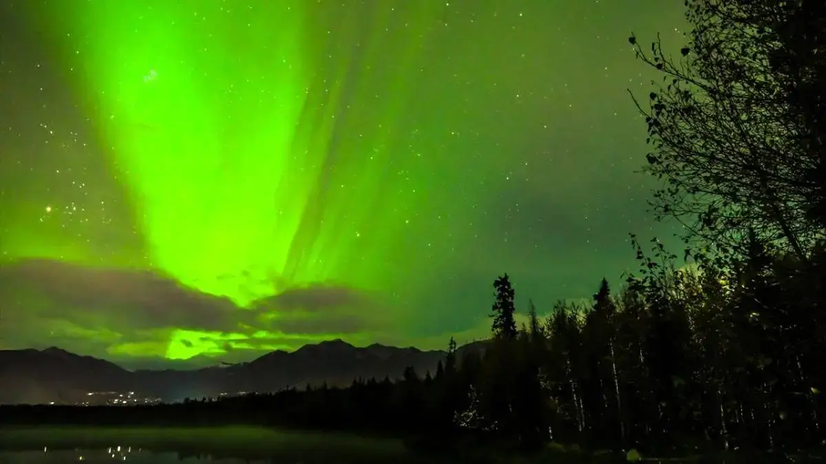 رقص شفق قطبی در آسمان آلاسکا